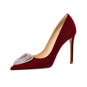 Pavasarī un vasarā jaunu un seksīgu pointy sarkanas zamšādas rhinestone vienas kurpes plānas augstpapēžu banketa kleitu liela mazas sieviešu kurpes